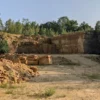 Un mur de 5m de haut de pierre calcaire exceptionnellement extraites de la carrière de Dom-le-Mesnil fermée depuis 50 ans.