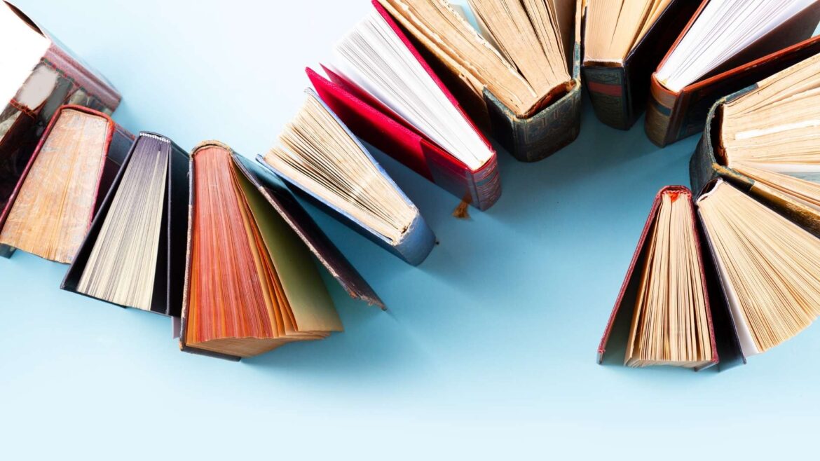 Livres sur fond bleu