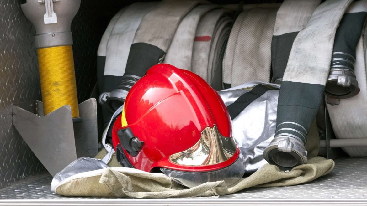 Casque et lance de pompiers
