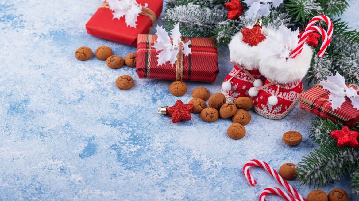 Image de chaussons et cadeaux dans la neige, imageant noël et st nicolas