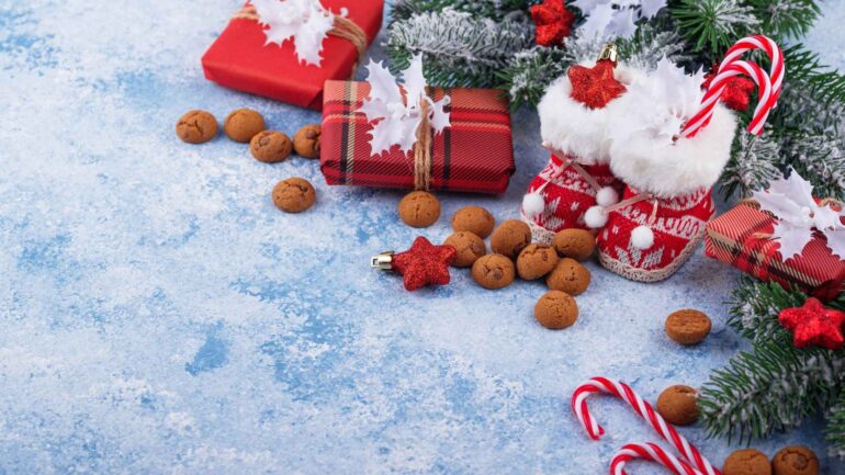 Image de chaussons et cadeaux dans la neige, imageant noël et st nicolas