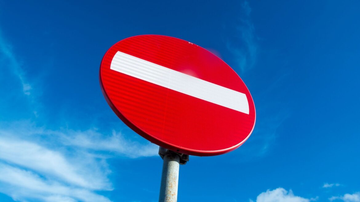 panneau de signalisation de circulation interdite