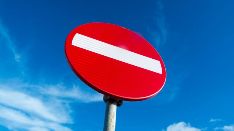 panneau de signalisation de circulation interdite