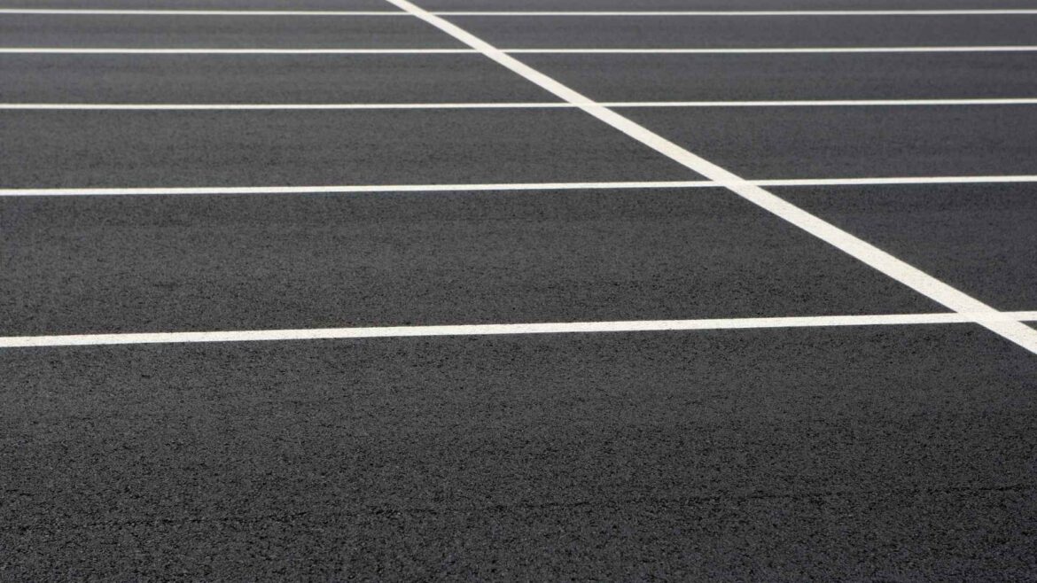 Photo d'un parking vide