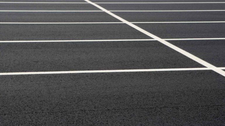 Photo d'un parking vide