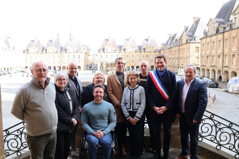 Photo de monsieur le maire Boris Ravignon, son adjointe en charge du sport, Virginie Ait Madi, Maryse Viseur représentant de la Fédération française de canoë-kayak ainsi que les représentants du club local Charleville-Mézières canoë-kayak