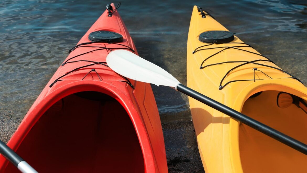 Photo de deux kayak au bord de l'eau