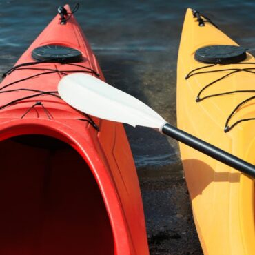 Photo de deux kayak au bord de l'eau