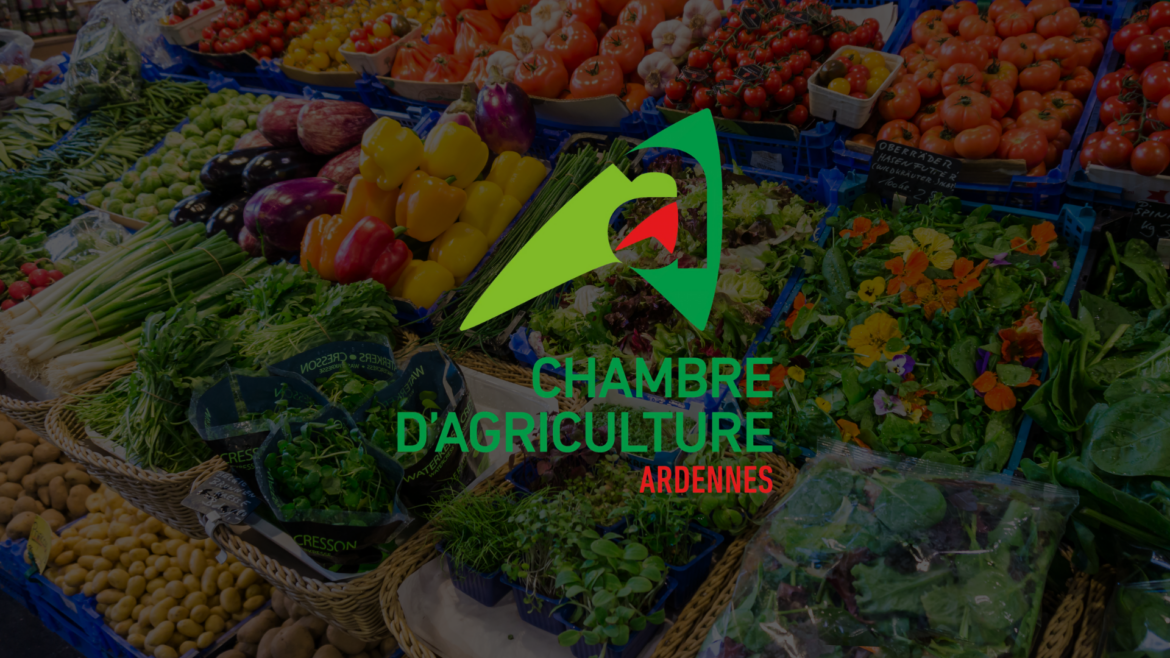 Logo Chambre d'agriculture Ardennes avec en fond un stand de légume