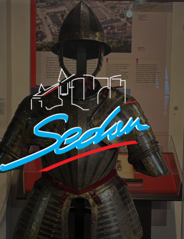 Image d'une armure exposée au château fort de Sedan ainsi que le logo de la ville de Sedan
