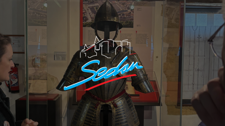 Image d'une armure exposée au château fort de Sedan ainsi que le logo de la ville de Sedan