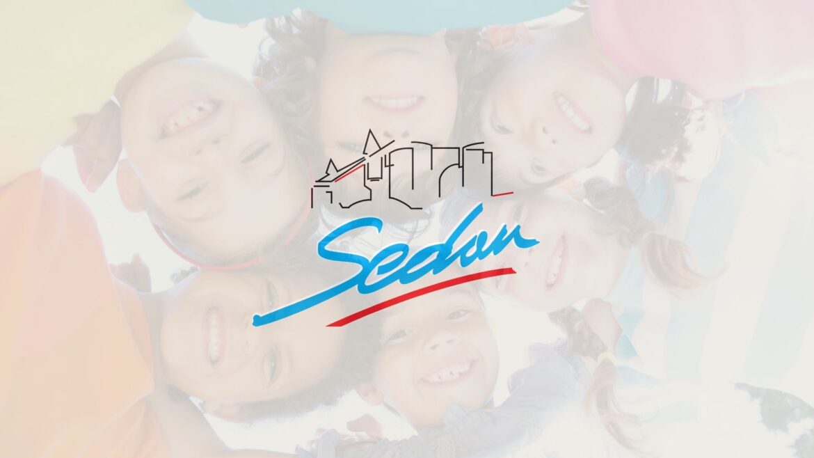 Photo d'enfants en fond, avec le logo de la ville de Sedan en premier plan