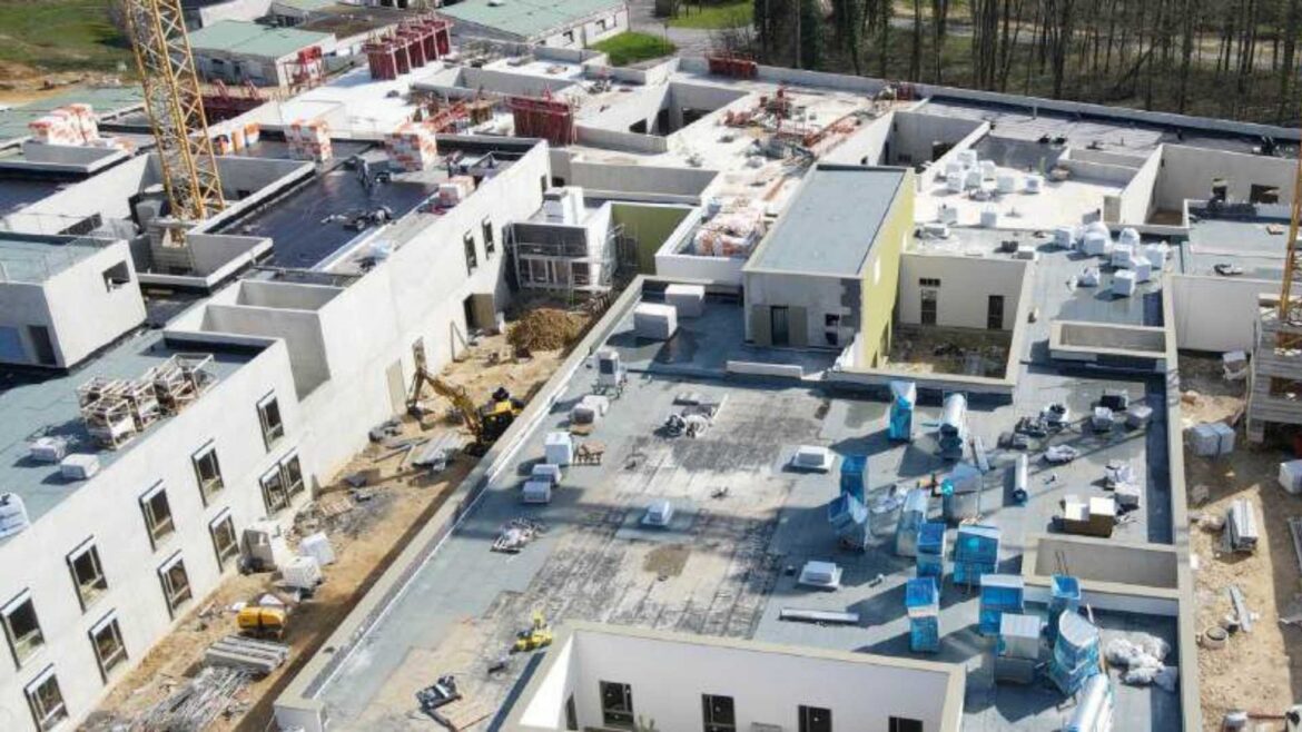 Photo des bâtiments en construction du centre hospitalier de Belair