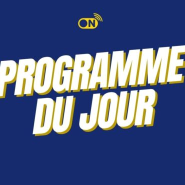 Fond bleu avec écrit en blanc et jaune "programme du jour"