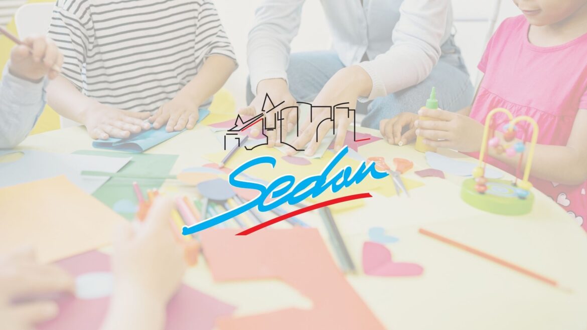 Logo de Sedan sur un fond de table de maternelle