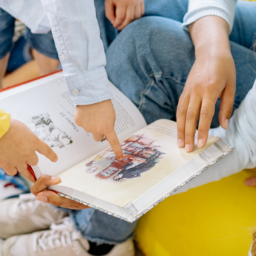Photo d'enfants devant un livre
