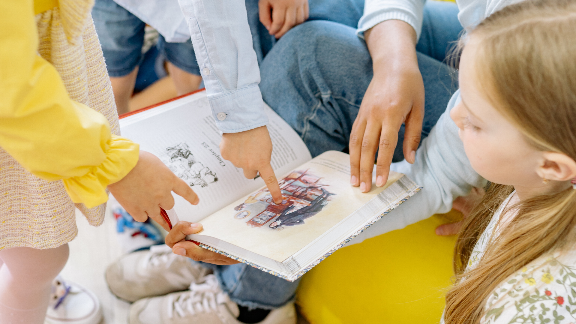 Photo d'enfants devant un livre