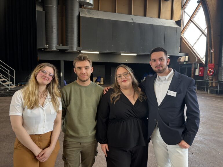 Photo des élèves de GACO à l'origine du marché du terroir et de l'artisanat