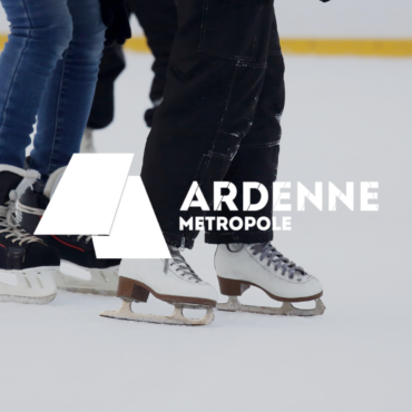 Personnes qui patinent avec par dessus le logo de Ardenne Métropole