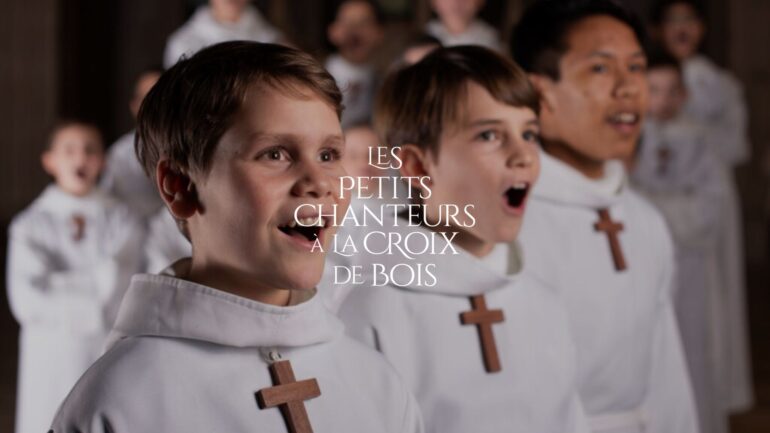 Photos des petits chanteurs à la croix de bois ainsi que leur logo